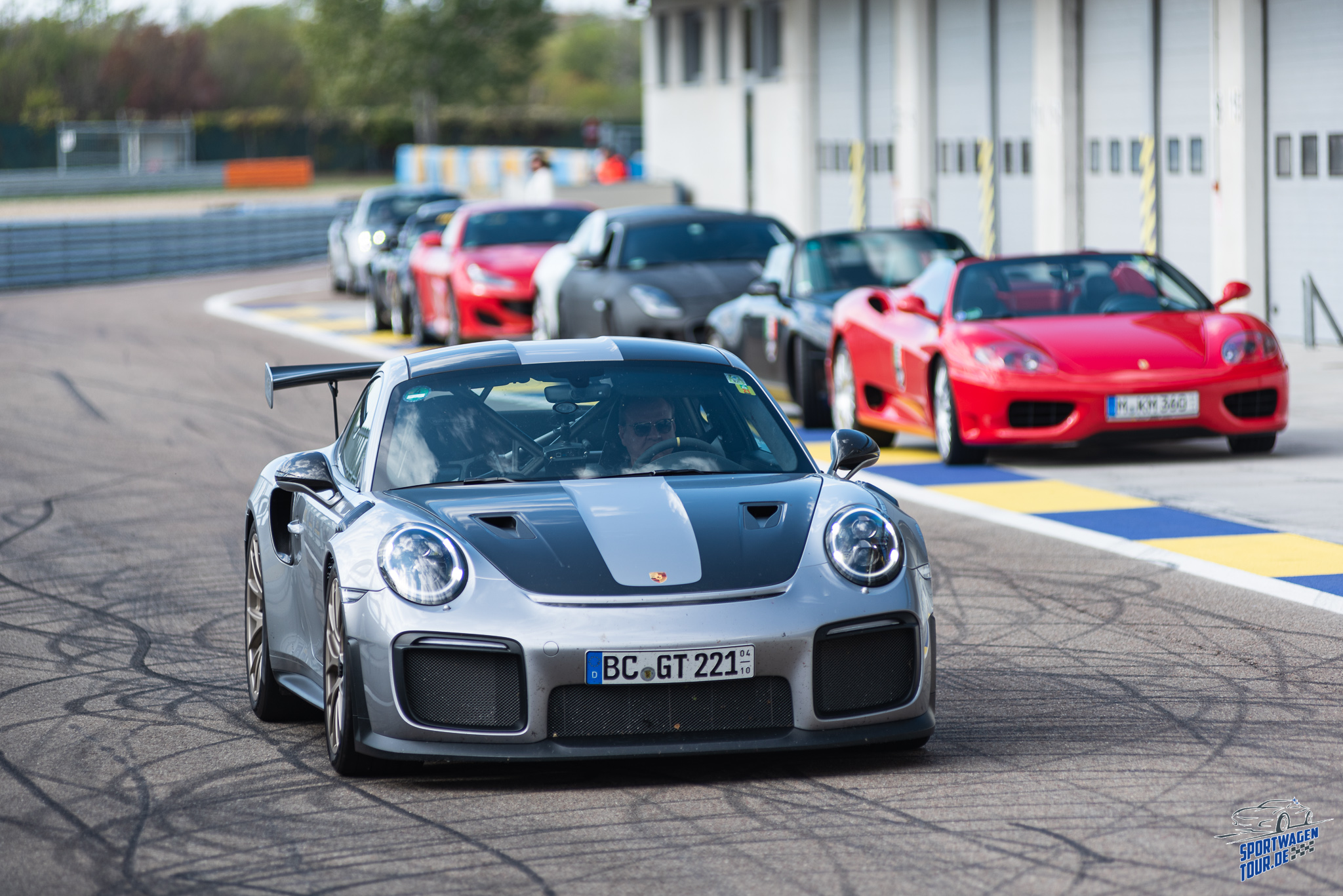 LagoRun cars and participants in the circuit pit lane