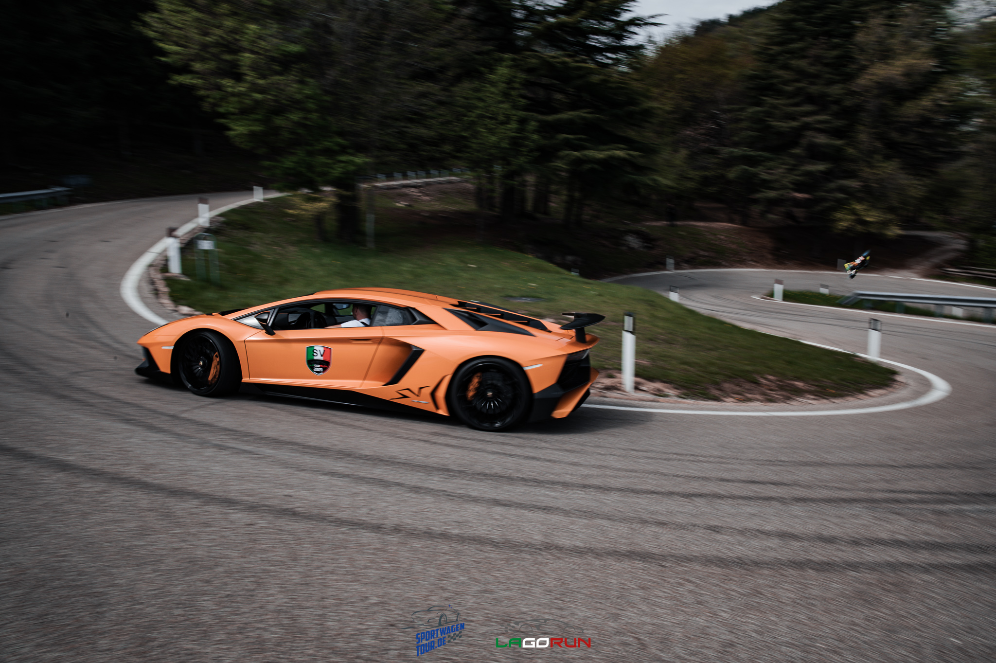 Sports cars together on a LagoRun tour